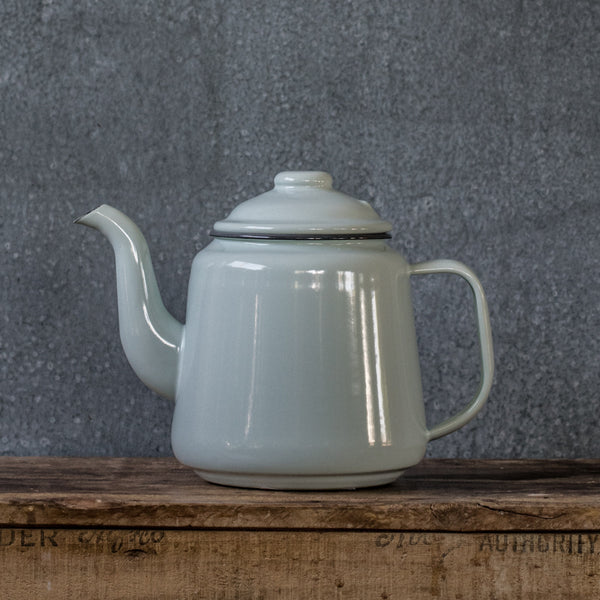 The Falcon enamel 1.25 litre teapot oozes old world charm and classic elegance, here in duck egg with a grey rim. Bring some tradition to the table, just add your favourite loose leaf tea and tea cosy. 