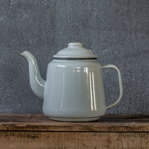 The Falcon enamel 1.25 litre teapot oozes old world charm and classic elegance, here in duck egg with a grey rim. Bring some tradition to the table, just add your favourite loose leaf tea and tea cosy. 