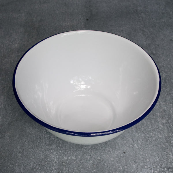Falcon enamel deep serving bowl, here in white with a blue rim. Use the serving bowl for sharing vegetables, salad, rice or pasta dishes.