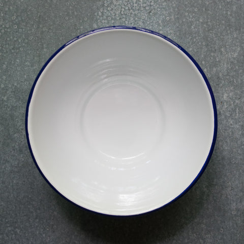 Falcon enamel deep serving bowl, here in white with a blue rim. Use the serving bowl for sharing vegetables, salad, rice or pasta dishes.