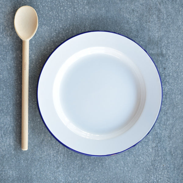 The Falcon enamel flat dinner plate, in iconic white with a blue rim, has made the transition from the shearing shed and the campfire to the kitchen and dining room. Of course enamel plates are still very good camping plates too. Available in 26cm diameter and 24cm diameter (good dessert or entree plate size).