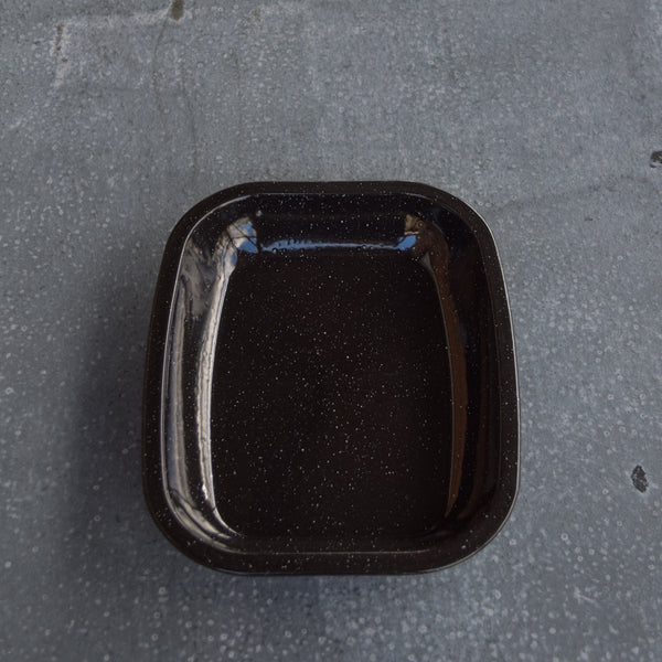 Bake a small pie, roast a small joint of meat or a small serve of vegetables in this Falcon enamel roasting pan in black with a white speckle.