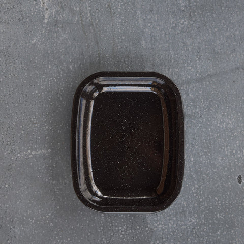 Bake a small pie, roast a small joint of meat or a small serve of vegetables in this Falcon enamel roasting pan in black with a white speckle.