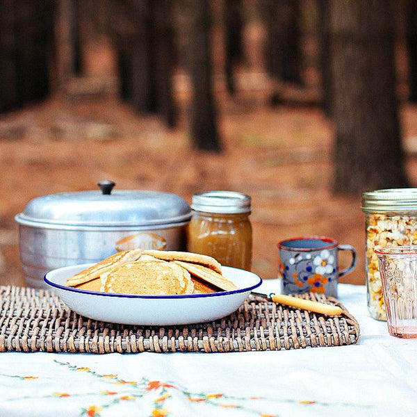 Part of the family of Falcon enamel serving plates, the 24cm diameter pasta plate, adding encouraging relaxed, casual ease at the dinner table. The Falcon pasta plate has rounded sides, providing alternative serveware to the flat plate or pie plate.