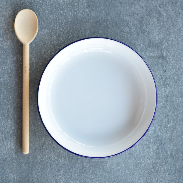 Part of the family of Falcon enamel serving plates, the 24cm diameter pasta plate, adding encouraging relaxed, casual ease at the dinner table. The Falcon pasta plate has rounded sides, providing alternative serveware to the flat plate or pie plate.