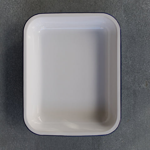A Falcon enamel baking pan 31cm long, for roasting meat or vegetables, or baking lasagne or large family pies (internal dimensions 28.5 x 22 x 4.5cm). Falcon enamelware looks great serving from the oven to the table. The enamel is easy to clean and resists stains and scratches. 