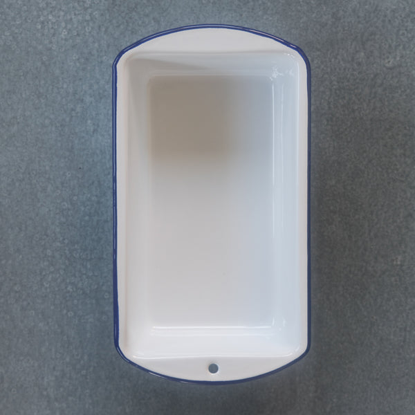 A Falcon enamel cake tin, rectangular in shape, ideal for loaf-style cakes (carrot cake, zucchini bread, banana bread, or sourdough). 