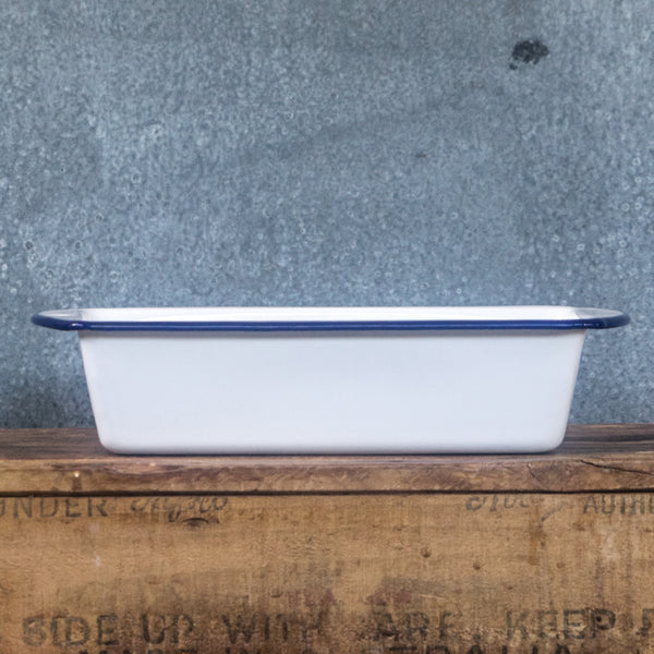 A Falcon enamel cake tin, rectangular in shape, ideal for loaf-style cakes (carrot cake, zucchini bread, banana bread, or sourdough). 