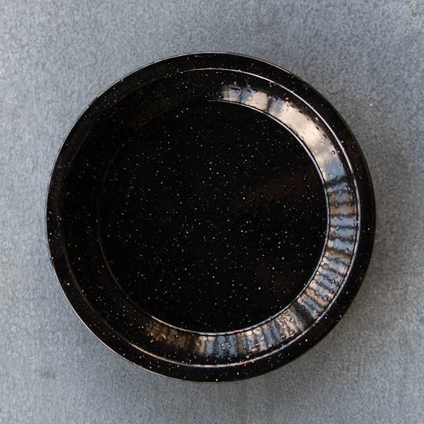 The Falcon enamel pie plate makes a classic family sweet or savoury pie, 25cm diametre and 4cm deep Shown in black with white speckle. Enamel pie plates are also great as an alternative to flat dinner plates for barbeques, picnics or camping because food doesn't slip away so easily. 