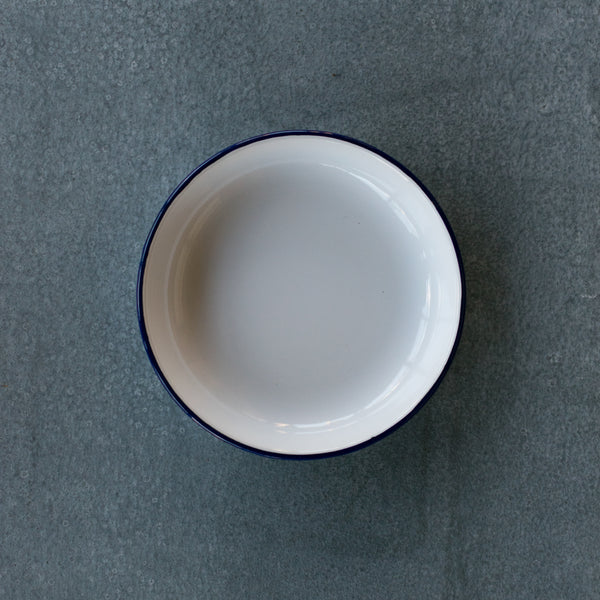 The Falcon enamel 20cm pasta plate complements the 24cm diameter size. The plate's curved sides height is 3cm, offering a curved, organic shaped alternative to the flat plate or angled sides of the pie plate.