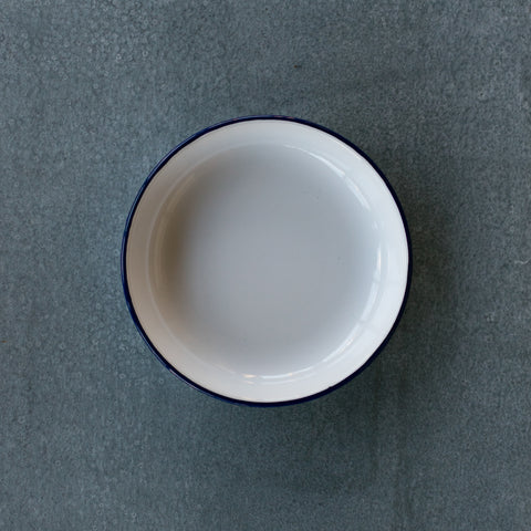 The Falcon enamel 20cm pasta plate complements the 24cm diameter size. The plate's curved sides height is 3cm, offering a curved, organic shaped alternative to the flat plate or angled sides of the pie plate.
