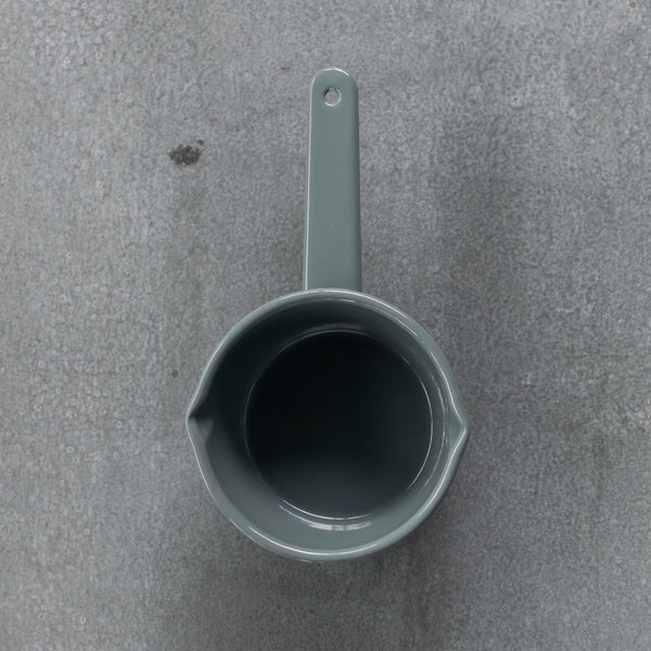 A Falcon enamel saucepan in grey. The Falcon enamel saucepan is just what you need to brew chai, warm milk or heat a sauce on the stove. The saucepan has two lips for easy pouring, is 8cm deep and 14cm diameter.