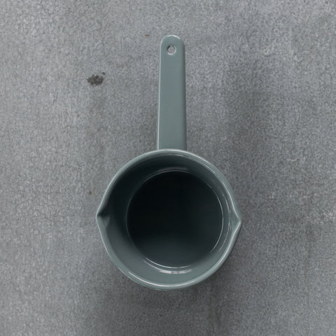 A Falcon enamel saucepan in grey. The Falcon enamel saucepan is just what you need to brew chai, warm milk or heat a sauce on the stove. The saucepan has two lips for easy pouring, is 8cm deep and 14cm diameter.