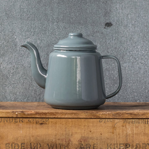 Falcon enamel teapots ooze old world charm and classic elegance, here in 1.25 litre, grey. Bring some tradition to the table, just add your favourite loose leaf tea and tea cosy. 