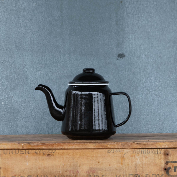 Falcon enamel teapots ooze old world charm and classic elegance, here in 900ml, two-tone black (black exterior and white interior). Bring some tradition to the table, just add your favourite loose leaf tea. 