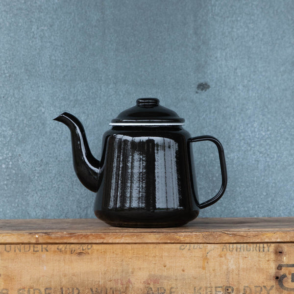 The Falcon enamel 1.25 litre teapot oozes old world charm and classic elegance, shown in two-tone black and white (black exterior and white interior). Bring some tradition to the table, just add your favourite loose leaf tea. 
