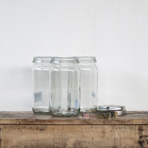 Quick, simple and economical. Use natural fruit juices, sugar syrup, water, wines or liqueurs with your favourite fruit to make preserves, toppings or sauces.