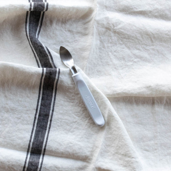 Fowlers Vacola Preserving Pitting Spoon is an efficient tool for removing seeds/stones from stonefruit in preparation for preserving or cooking.