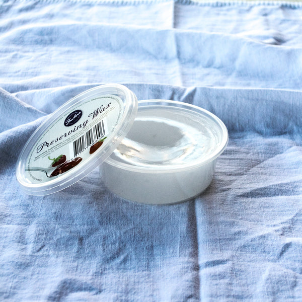 Use Fowlers Vacola Preserving Wax, 200g net, to seal bottles of preserved fruit and vegetables. 