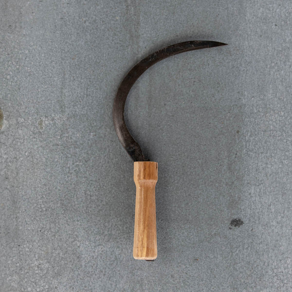 Grass Hook with 90 degree curved sickle. The 32cm blade has serrated teeth and a 13.5cm timber handle.