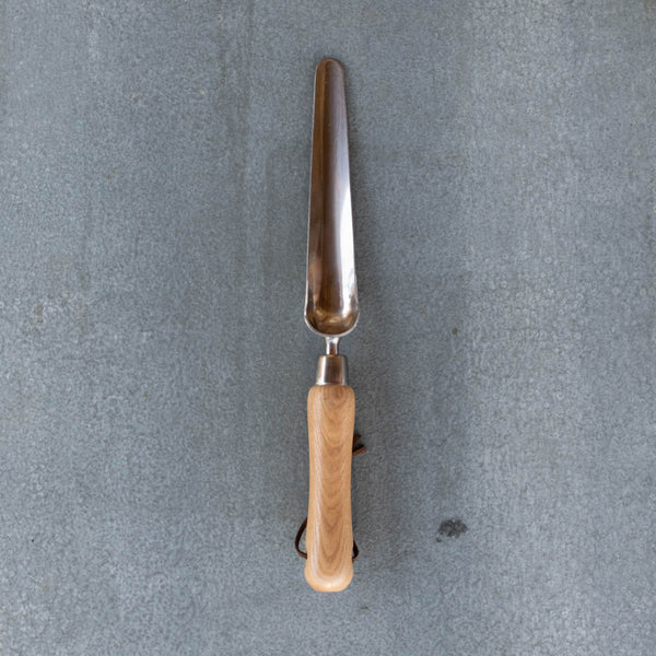 An essential Hand Widger, polished stainless steel and certified FSC ash handle. A cross between a trowel and a dibber, it is a useful potting tool.