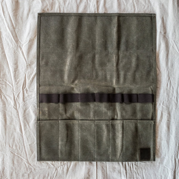 Keep much loved tools at reach with our waxed canvas utility roll. Suitable for gardening tools, knives, kitchen utensils, hardware, or art and craft supplies. 