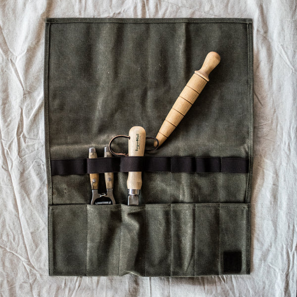 Keep much loved tools at reach with our waxed canvas utility roll. Suitable for gardening tools, knives, kitchen utensils, hardware, or art and craft supplies. 