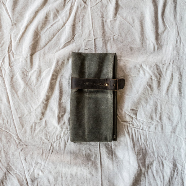 Keep much loved tools at reach with our waxed canvas utility roll. Suitable for gardening tools, knives, kitchen utensils, hardware, or art and craft supplies. 