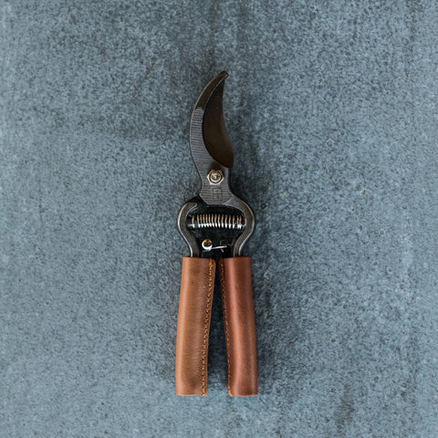 The leather covered handles of these carbon steel blade secateurs make then extremely comfortable in your hand. The high grade carbon steel gives great cutting performance (oil after getting wet). Light, and a smaller grip make them ideal for women's smaller hands.