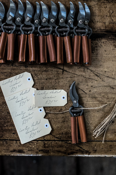 The leather covered handles of these carbon steel blade secateurs make then extremely comfortable in your hand. The high grade carbon steel gives great cutting performance (oil after getting wet). Light, and a smaller grip make them ideal for women's smaller hands.