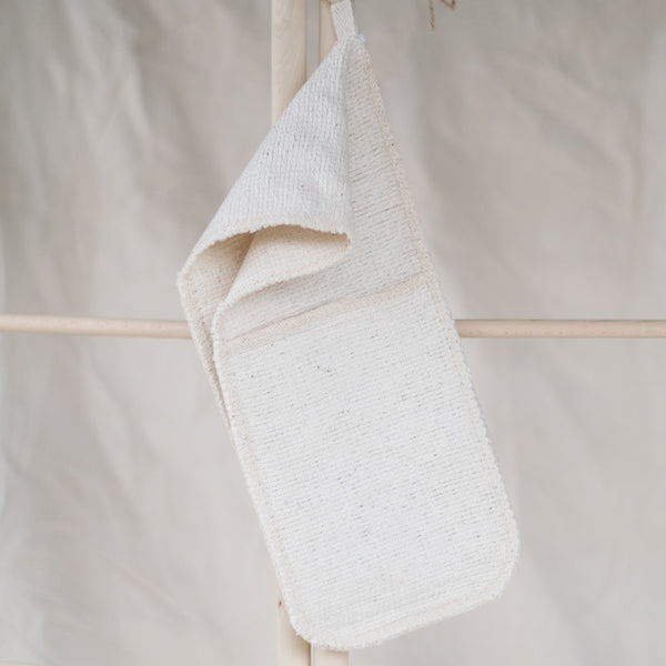 For lovers of natural fibres and calm, neutral colours, double ended cotton oven mitts to protect your hands from hot from the oven dishes. Hang the oven mitts over your oven handle or on a hook from the handy hanging tab for easy access. Internal heat resistant material keeps hands cool.