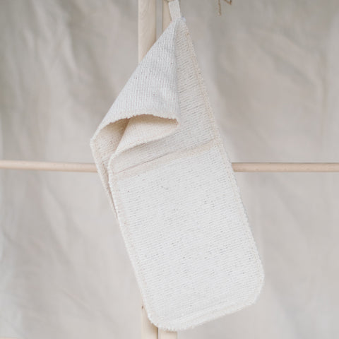 For lovers of natural fibres and calm, neutral colours, double ended cotton oven mitts to protect your hands from hot from the oven dishes. Hang the oven mitts over your oven handle or on a hook from the handy hanging tab for easy access. Internal heat resistant material keeps hands cool.