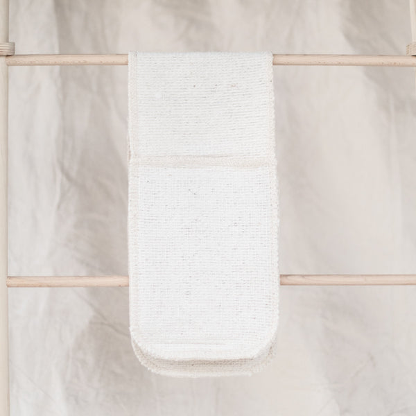 For lovers of natural fibres and calm, neutral colours, double ended cotton oven mitts to protect your hands from hot from the oven dishes. Hang the oven mitts over your oven handle or on a hook from the handy hanging tab for easy access. Internal heat resistant material keeps hands cool.