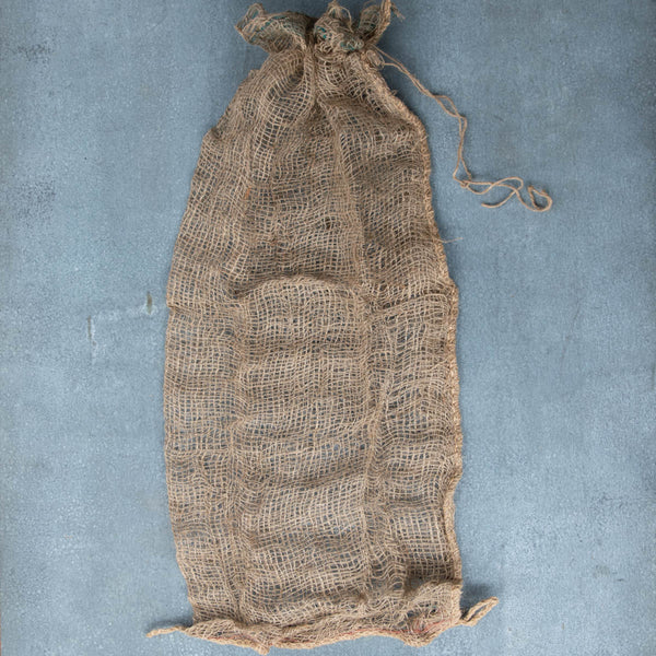Loose-weave biodegradable jute leaf bag, 90 x 45cm. The stretch of the weave lets you pack large quantities of leaves.
