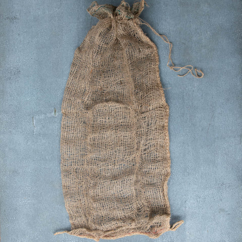 Loose-weave biodegradable jute leaf bag, 90 x 45cm. The stretch of the weave lets you pack large quantities of leaves.