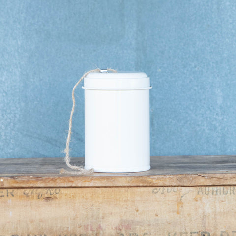Jute twine in a cream powder coated tin with removable lid. Ideal for storing and dispensing twine without tangling. Lid features handy cutting blade.