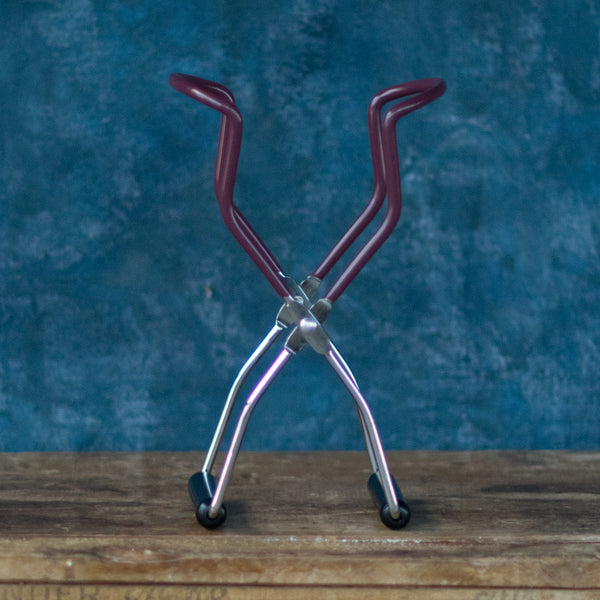 Use Kilner jam jar tongs for lifting hot preserving jars out of boiling water safely. These heat resistant tongs are strong, safe, and durable. Dishwasher safe.