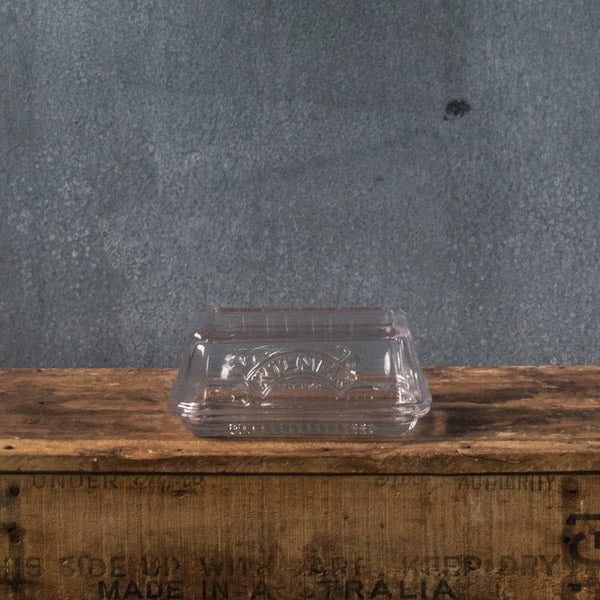 Use our Kilner glass butter dish to store butter on the kitchen bench in winter and in the fridge in summer, and for serving butter at the dining table.