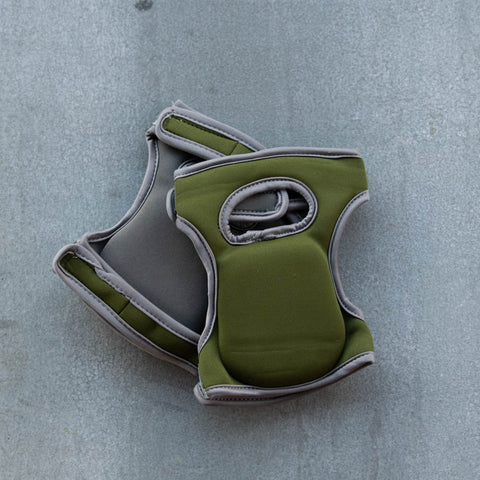 Neoprene Knee Pads will make it easier for you to kneel in the garden with extra padding where it's needed. Made from lightweight, water resistant neoprene material and memory foam.