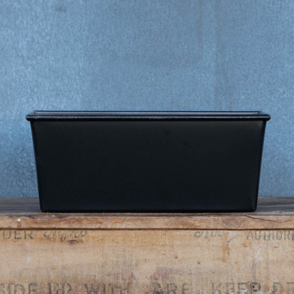 Bread tin made from heavy duty aluminized steel, offering excellent heat transfer, strength and durability. Rim incorporates steel wire to resist warping and enhance strength. Coated with natural non-stick, non-toxic silicone, PTFE, PFOA and BPA free.