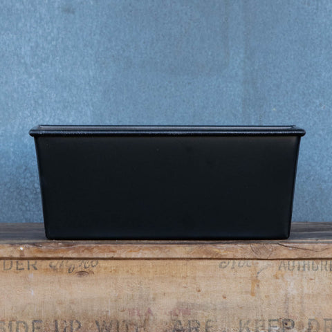 Bread tin made from heavy duty aluminized steel, offering excellent heat transfer, strength and durability. Rim incorporates steel wire to resist warping and enhance strength. Coated with natural non-stick, non-toxic silicone, PTFE, PFOA and BPA free.