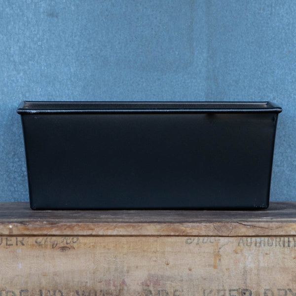 Bread tin made from heavy duty aluminized steel, offering excellent heat transfer, strength and durability. Rim incorporates steel wire to resist warping and enhance strength.