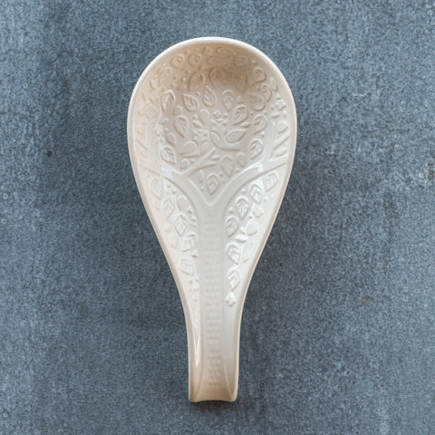 This pretty Mason Cash In the Forest Spoon Rest will keep surfaces clean as you prep in the kitchen. The Mason Cash In the Forest range is a favourite with enthusiastic cooks attracted to its embossed forest scenes inspired by folk tales of the mid-19th Century. Microwave and dishwasher safe.
