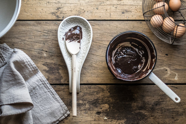 This pretty Mason Cash In the Forest Spoon Rest will keep surfaces clean as you prep in the kitchen. The Mason Cash In the Forest range is a favourite with enthusiastic cooks attracted to its embossed forest scenes inspired by folk tales of the mid-19th Century. Microwave and dishwasher safe.