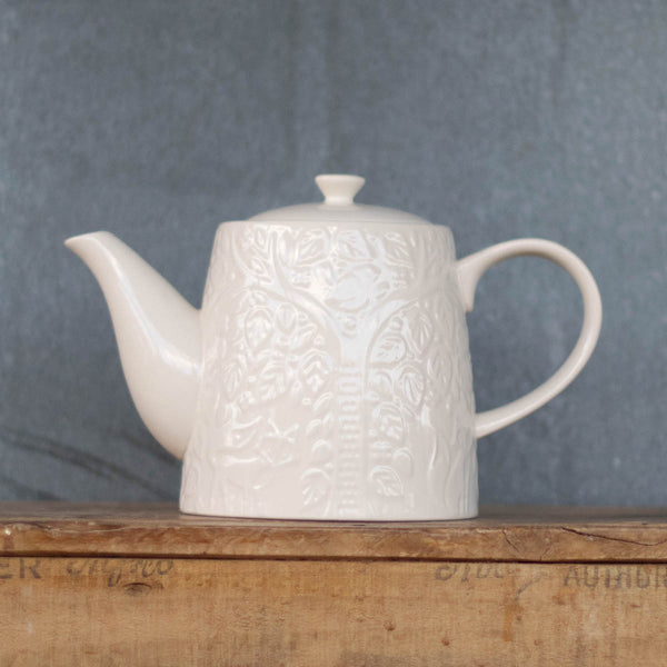 Enjoy our Mason Cash In the Forest teapot featuring intricate embossing of foxes and forest scenes inspired by folk tales of the mid-19th century. The one litre teapot is made of fine, durable stoneware which retains heat. 