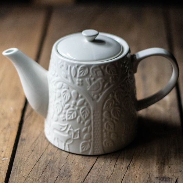 Enjoy our Mason Cash In the Forest teapot featuring intricate embossing of foxes and forest scenes inspired by folk tales of the mid-19th century. The one litre teapot is made of fine, durable stoneware which retains heat. 