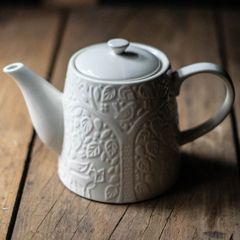 Enjoy our Mason Cash In the Forest teapot featuring intricate embossing of foxes and forest scenes inspired by folk tales of the mid-19th century. The one litre teapot is made of fine, durable stoneware which retains heat. 