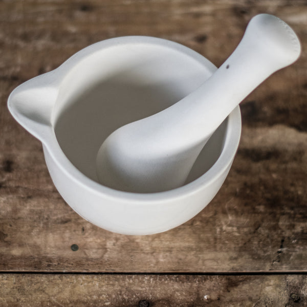 Use the Mason Cash mortar and pestle to grind your own food and spices. The unglazed ceramic inside finish on the mortar and pestle is ideal for grinding, while the glazed ceramic outside finish is easy to clean.