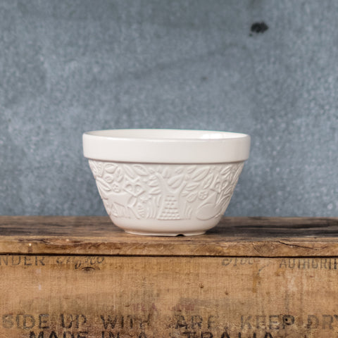 Pudding Bowl, cream with embossed fox (S36, 16cm) is part of the Mason Cash In the Forest range. The rim is ideal for tying and keeping a seal with baking paper and foil during the steaming process and the exterior, embossed with mid-19th Century folk-inspired forest scenes, provides a secure grip.