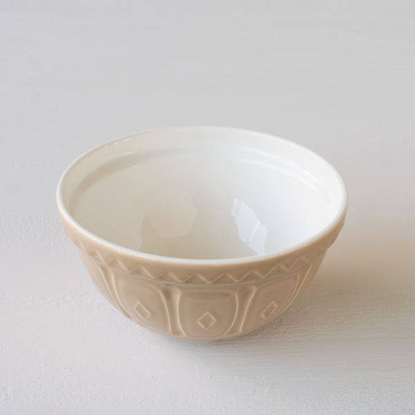 Reach for the iconic Mason Cash caneware mixing bowl for storing ingredients, beating eggs or whenever you need a stable bowl for large batches of cake or pudding batter, or for mixing biscuit, pastry or bread dough. 